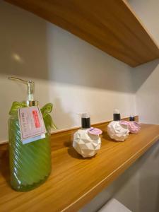 Un estante con dos botellas de jabón. en Hyde Tower en Cebú