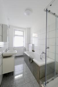 愛爾福特的住宿－Altstadtjuwel am Hospitalplatz - 3 Zimmer mit Balkon，白色的浴室设有浴缸和水槽。