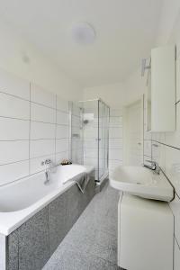 愛爾福特的住宿－Altstadtjuwel am Hospitalplatz - 3 Zimmer mit Balkon，白色的浴室设有浴缸和水槽。