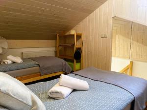 una habitación con 2 camas en una cabaña en Domek Skalite w Szczyrku, en Szczyrk