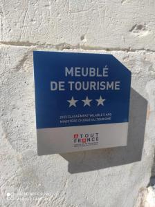 een bord op een muur dat neville de toernooi leest bij Le gîte "La belle époque" classé 3 Etoiles in Tanlay