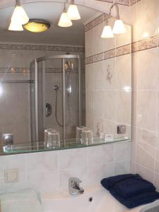 a bathroom with a sink and a shower with a mirror at Schütterhof in Ramsau am Dachstein