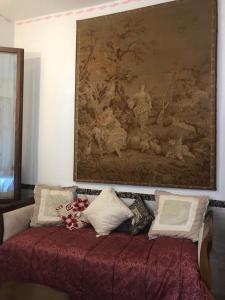 CA' DI LUNA VENEZIA في البندقية: غرفة نوم بسرير مع لوحة على الحائط
