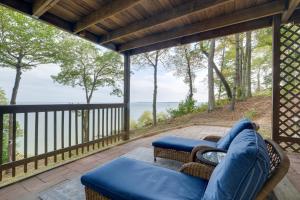 eine abgeschirmte Veranda mit einem Sofa und Stühlen auf einer Terrasse in der Unterkunft Waterfront Lusby Home with Deck and Stunning Views! in Lusby