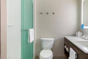 Home2 Suites By Hilton Redlands的一间浴室