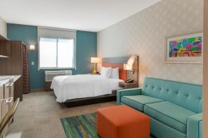 Home2 Suites By Hilton Redlands客房内的一张或多张床位