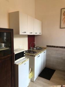 uma cozinha com armários brancos e um forno com placa de fogão em CA' DI LUNA VENEZIA em Veneza