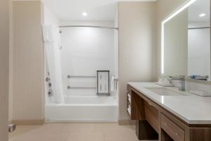 Home2 Suites By Hilton Redlands的一间浴室