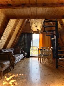 Posezení v ubytování HillSide Cottage-ჰილსაიდ კოტეჯი