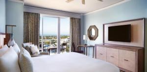 TV a/nebo společenská místnost v ubytování The Ritz-Carlton Key Biscayne, Miami