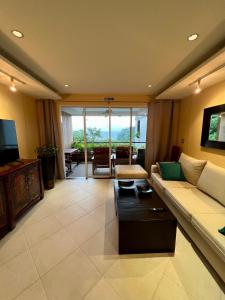 TV a/nebo společenská místnost v ubytování Luxury Apartment Kata Beach The Accenta