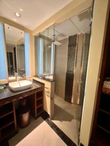 ein Bad mit einem Waschbecken und einer Dusche in der Unterkunft Luxury Apartment Kata Beach The Accenta in Kata Beach