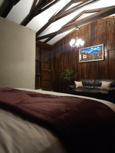 a bedroom with a bed and a couch at Bosko cerro verde 