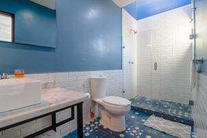 un baño con inodoro y lavabo en Edificio Maria - 3 Departamentos y 1 Habitación, en Mazatlán 32 fotos más