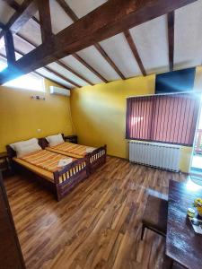 um quarto com uma cama e uma mesa em Стаи за гости Върбите em Sapareva Banya