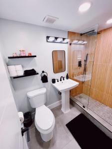 Un baño con inodoro, lavabo y ducha. en Holiday Park Apartments by Lowkl, en Fort Lauderdale