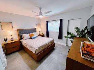 Un dormitorio con una cama y un ventilador de techo. en Holiday Park Apartments by Lowkl, en Fort Lauderdale