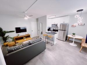 sala de estar amplia con sofá y cocina en Holiday Park Apartments by Lowkl, en Fort Lauderdale