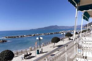 een balkon met uitzicht op de oceaan bij Casa Erica in Chiavari