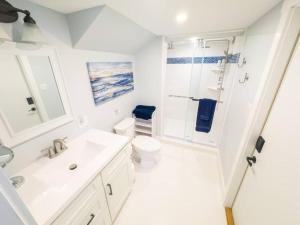 Un baño con lavabo, inodoro y ducha. en The Cabin on Eagle's Nest Cove of Watts Bar Lake, en Rockwood 28 fotos más