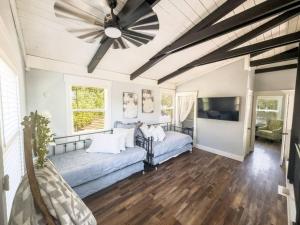 - une chambre avec un canapé et un ventilateur de plafond dans l'établissement The Cabin on Eagle's Nest Cove of Watts Bar Lake, à Rockwood