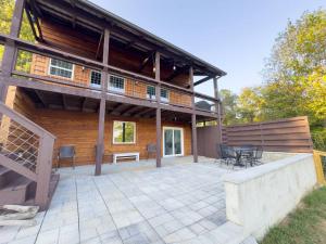 Casa grande con patio y terraza en The Cabin on Eagle's Nest Cove of Watts Bar Lake, en Rockwood
