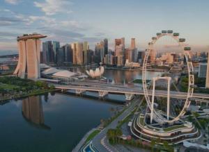 vistas a una ciudad con un puente y un río en The Elite Enclave 2Bedroom Apartment in Singapore! en Singapur