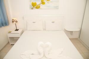 Giường trong phòng chung tại Flat equipado e com varanda no melhor trecho da praia de Muro Alto, beira-mar, piscina, restaurante, wi-fi, a 10 minutos de carro de Porto de Galinhas +64 ảnh