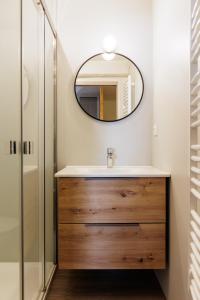 La salle de bains est pourvue d'un lavabo et d'un miroir. dans l'établissement la casse deserte, à Arvieux