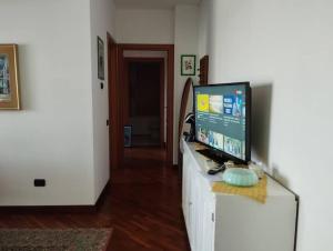 TV a/nebo společenská místnost v ubytování appartamento fiera di Roma da Manu