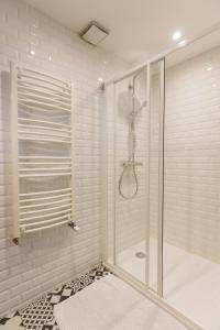 阿爾維厄的住宿－la casse deserte，浴室里设有玻璃门淋浴