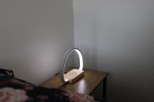 um espelho sentado numa mesa ao lado de uma cama em Appartement confortable avec parking privé em Schiltigheim