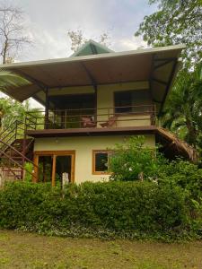 Jazlyn Lodge & Tours في باكيرا: منزل فوقه شرفة