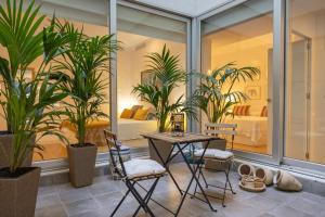 a room with plants and a table and chairs at Apartamento de lujo en Calle Gravina in Seville