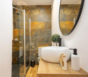 a bathroom with a sink and a shower at Apartamento de lujo en Calle Gravina in Seville