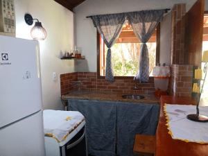 cocina con fregadero y ventana en Chalé da Flor, en Visconde De Maua