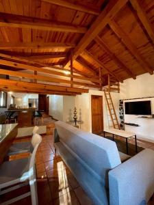 sala de estar con sofá y mesa en Cabaña la Toscana en Mazamitla