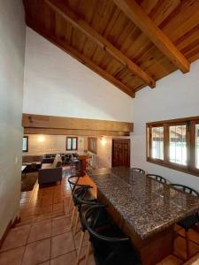 a living room with a large counter and chairs at Cabaña la Toscana in Mazamitla