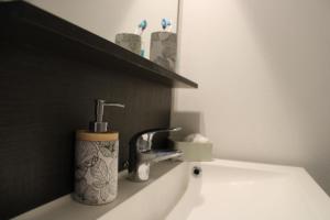 a bathroom with a sink with a faucet at Appartement confortable avec parking privé in Schiltigheim