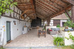 un patio al aire libre con sofá y mesa en Chambre indépendante n1 - Bretzel et Bergamote, en Richtolsheim