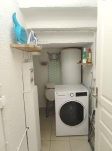 - une petite cuisine avec un lave-linge dans la chambre dans l'établissement Appartement en RDC, à Argelès-sur-Mer