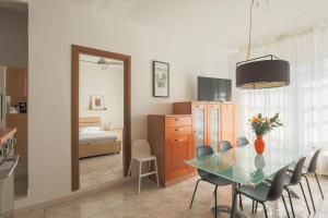 uma sala de jantar com mesa e cadeiras e um quarto em Casa Saffi em Livorno