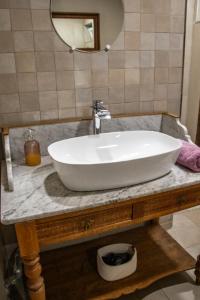 - un lavabo blanc sur un comptoir dans la salle de bains dans l'établissement Chambre indépendante n3 - Bretzel et Bergamote, à Richtolsheim