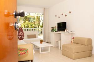 TV/trung tâm giải trí tại Flat equipado e com varanda no melhor trecho da praia de Muro Alto, beira-mar, piscina, restaurante, wi-fi, a 10 minutos de carro de Porto de Galinhas