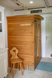 une porte en bois avec une chaise en face de celle-ci dans l'établissement Chambre indépendante n3 - Bretzel et Bergamote, à Richtolsheim