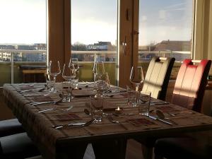 a table with wine glasses on top of it at Ferienwohnung AMBIENTE in Bremerhaven