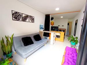 a living room with a couch and a desk at Osimiri apartamento Naturaleza y aventura in San Rafael