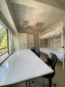 Cette chambre comprend 2 lits superposés, une table et des chaises. dans l'établissement Kadıköy Lina Apart Female Only, à Istanbul