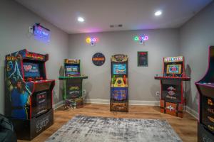 una sala con juegos de arcade y máquinas de videojuegos en Par-Tee Haus I- Game Room & Hot Tub-Walk to Helen en Helen