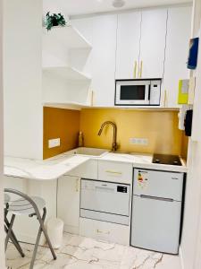 a small kitchen with a sink and a microwave at Paris rare pearl 5e Notre Dame Saint Michel in Paris